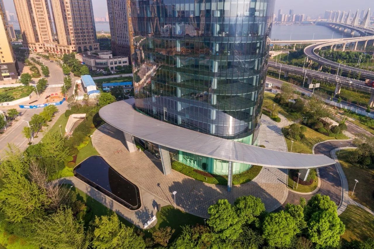 资阳新力中心塔楼直接落地，无裙房